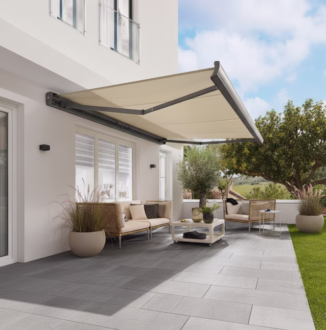 Terrassenmarkise über Sitzbereich