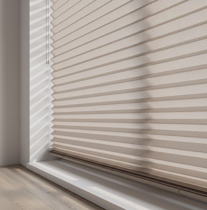 Plissee-Vorhang am Fenster